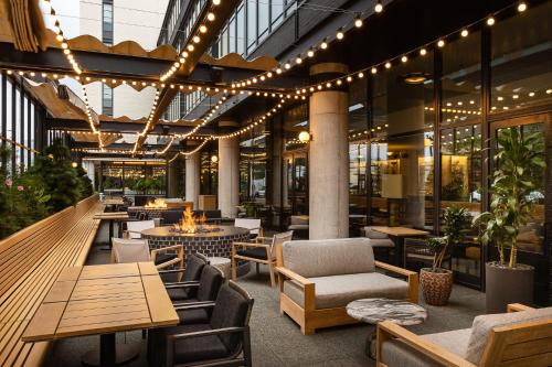 un restaurant avec des tables, des chaises et des lumières dans l'établissement The Emily Hotel, à Chicago