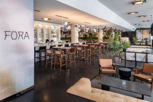 un restaurant avec des tables et des chaises ainsi qu'un bar dans l'établissement The Emily Hotel, à Chicago