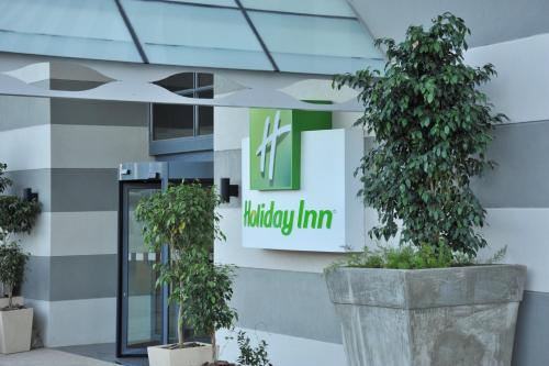 un edificio con un cartello che legge Valley Inn di Holiday Inn Johannesburg-Rosebank, an IHG Hotel a Johannesburg