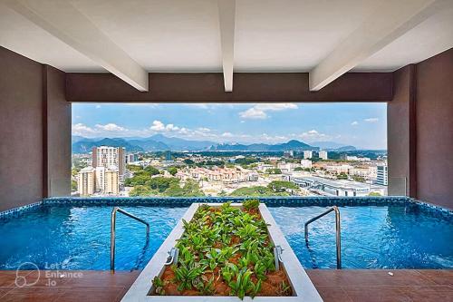 una piscina con vistas a la ciudad en The Horizon - Ipoh, en Ipoh