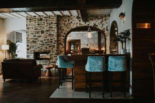 un soggiorno con bar e sedie blu di The Croft Hotel, BW Signature Collection a Darlington