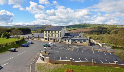 uma vista aérea de um edifício com estacionamento em The Belfray Country Inn em Derry Londonderry