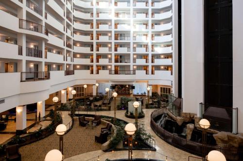 een afbeelding van de lobby van een hotel bij Embassy Suites by Hilton Portland Airport in Portland