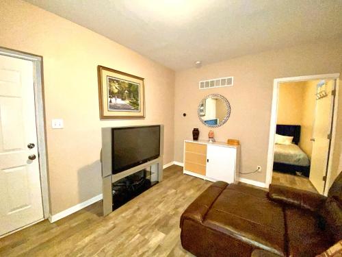 TV at/o entertainment center sa Downtown Hobart Cozy 1 Bedroom