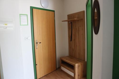 een kamer met een houten deur en een trap bij Penzion-apartmán Souček in Jindrichuv Hradec