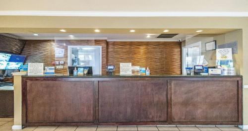 Area lobi atau resepsionis di Best Western Roseville Inn