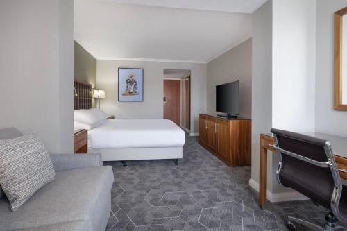 Camera con letto e TV di Delta Hotels by Marriott Edinburgh a Edimburgo