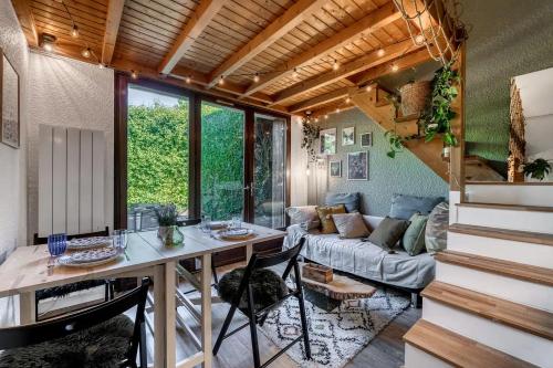 - un salon avec un canapé et une table dans l'établissement Cabane pour vos vacances à 190m du lac d’Annecy, à Menthon-Saint-Bernard