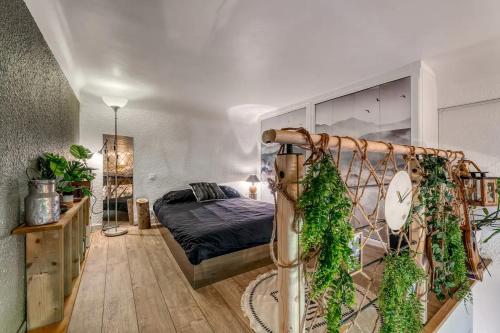 - une chambre avec un lit recouvert de lierre dans l'établissement Cabane pour vos vacances à 190m du lac d’Annecy, à Menthon-Saint-Bernard