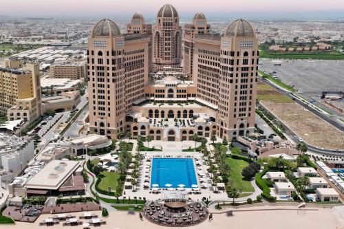 The St. Regis Doha में या उसके करीब स्विमिंग पूल