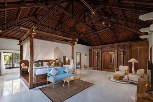 um quarto com uma cama, um sofá e uma mesa em Tapa Tepi Kali Canggu em Canggu