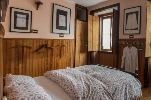 een slaapkamer met houten wanden en een bed met een deken bij Sintra Small Hostel in Sintra