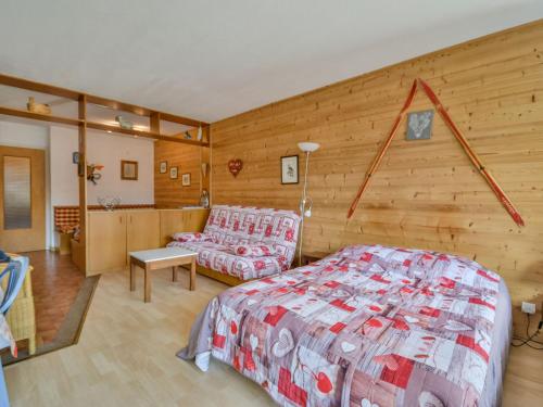 Una cama o camas en una habitación de Studio centre Morzine, balcon, parking, proche remontées - FR-1-684-51