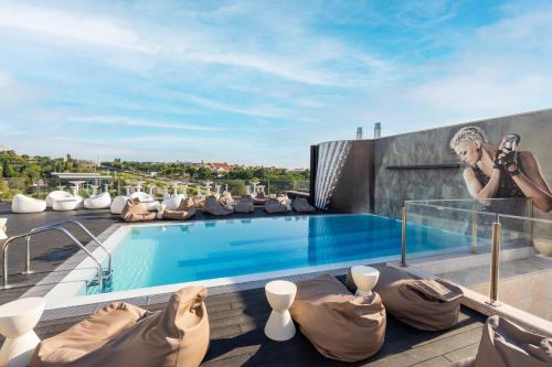 un hôtel avec une piscine au-dessus d'un bâtiment dans l'établissement HF Fenix Music, à Lisbonne