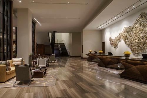 een kantoorlobby met een receptie en stoelen bij Hyatt Regency Houston Galleria in Houston