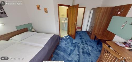 una piccola camera con letto e bagno di Hotel Selsky Dvur a Vyškov