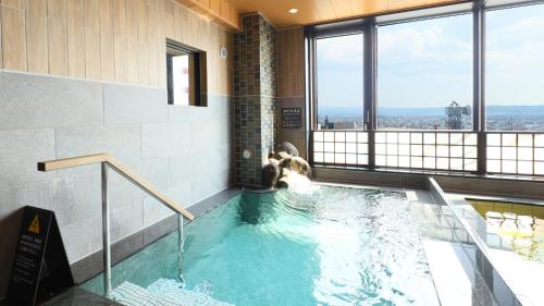 Dormy Inn Aomori Natural Hot Spring游泳池或附近泳池