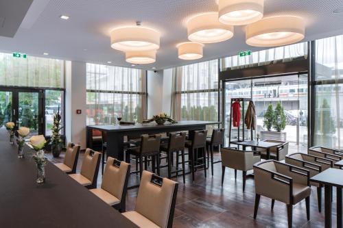 Um restaurante ou outro lugar para comer em Austria Trend Hotel Europa Salzburg