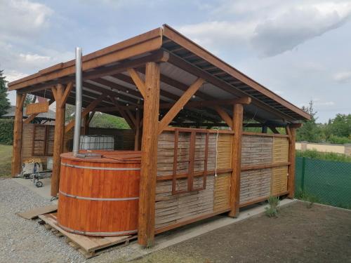 un grand kiosque en bois avec un bain à remous dans l'établissement Borács Winedégház, à Bogács