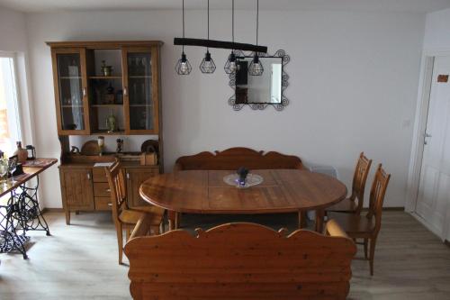 - une salle à manger avec une table et des chaises en bois dans l'établissement Borács Winedégház, à Bogács