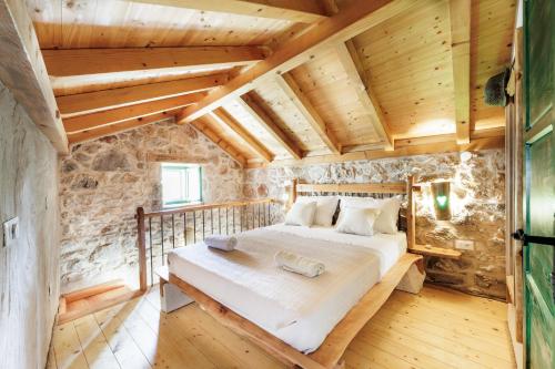 um quarto com uma cama num quarto com tectos em madeira em Villa Teza Hvar em Hvar