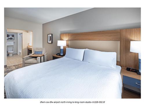 Krevet ili kreveti u jedinici u objektu Candlewood Suites DFW Airport North - Irving, an IHG Hotel