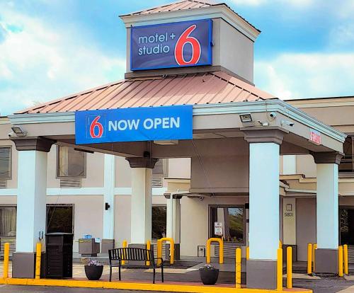 Sertifikat, penghargaan, tanda, atau dokumen yang dipajang di Motel 6 Catonsville MD Baltimore West