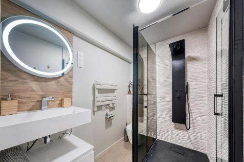 Un baño de La Parisienne - Spacieux studio avec parking privé