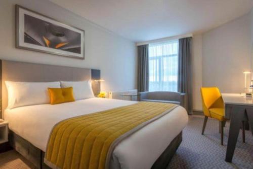 Giường trong phòng chung tại Maldron Hotel Tallaght