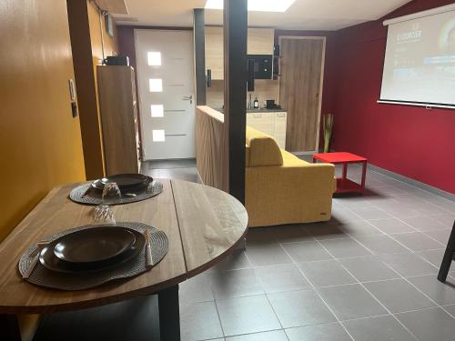 ein Zimmer mit einem Tisch und einer schwarzen Schüssel darauf in der Unterkunft Suite avec Sauna 36m² in Niort