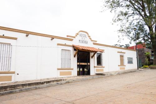 Façana o entrada de Hostal de la Montaña