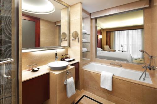 y baño con bañera, lavabo y espejo. en Sheraton Shenzhen Futian Hotel, Close to Metro Station, Shenzhen Futian Convention & Exhibition Centre, Futian Railway Station en Shenzhen