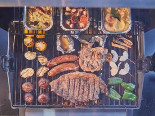 - un grill avec de la viande et différents types de nourriture dans l'établissement ルクス箱根湯本 LUX HAKONE YUMOTO, à Hakone