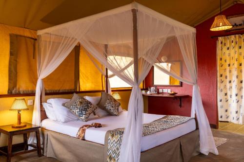 Ліжко або ліжка в номері Sentrim Tsavo Lodge