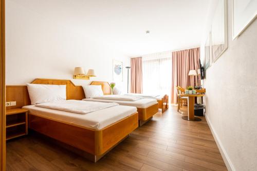 Cama ou camas em um quarto em CityHotel Feuerbach