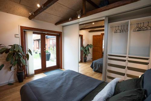 Tempat tidur dalam kamar di Skylight Lodge