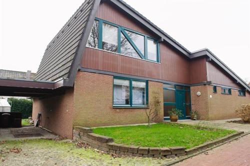 een stenen huis met een groene tuin ervoor bij StockerHenke in Soltau