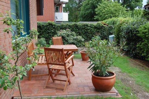 een patio met een tafel, stoelen en planten bij StockerHenke in Soltau