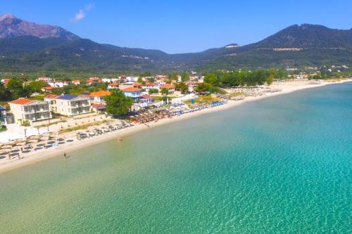 una vista aérea de una playa con sillas y edificios en ILIORAMA LUXURY SUITES, en Skala Potamias