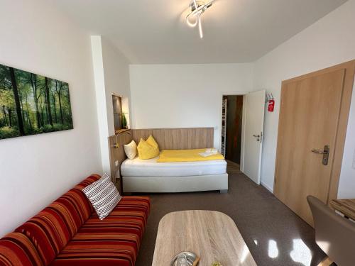 A bed or beds in a room at Pension Alscher Garni