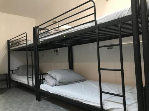 two bunk beds in a dorm room at Le Coffice Auberge de Jeunesse in Paris