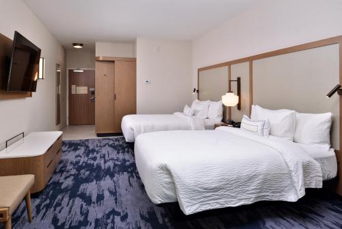 um quarto de hotel com duas camas e uma televisão de ecrã plano em Hampton Inn & Suites Cranberry Township/Mars em Cranberry Township