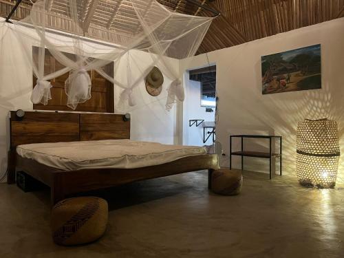 una camera con letto e zanzariera di Canopee Lodge a Nosy Komba