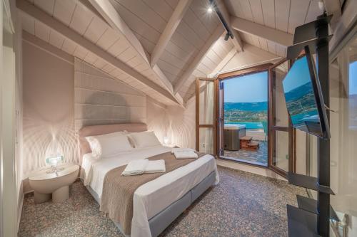 una camera con un letto e una grande finestra di Pink Panther Maisonette Suite ad Argostoli