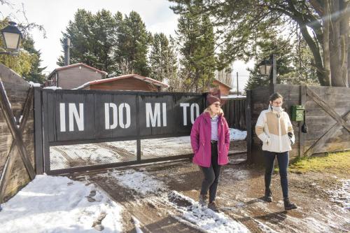 サン・カルロス・デ・バリローチェにあるINDÓMITO HOSTELの雪の中に立つ二人の女