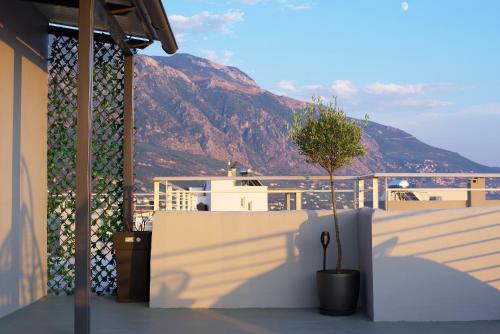 balcone con vista sulle montagne di Kiriakos Apartment a Kalamáta