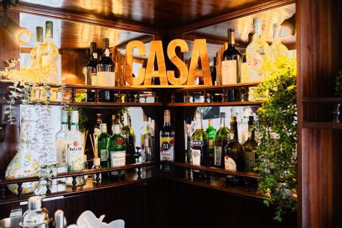 een bar gevuld met veel flessen alcohol bij A Casa da Marina - Sitio in Nazaré