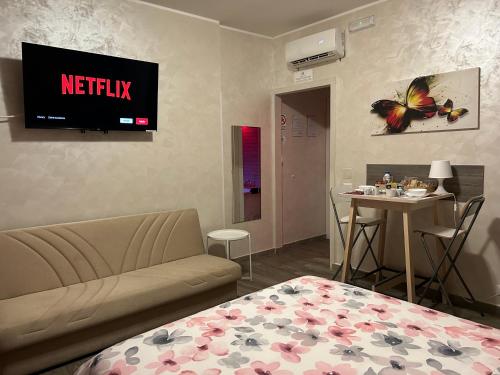 Uma TV ou centro de entretenimento em RooMYitalia - Guest House Il Faraone