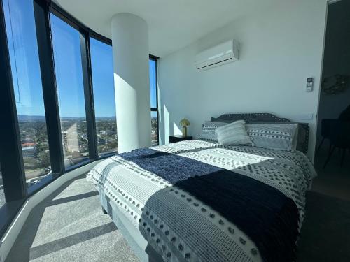 Rúm í herbergi á Top Floor Mountain View Luxury Rental Unit in SkyGarden Glen