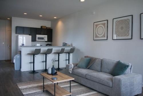 uma sala de estar com um sofá e uma cozinha em Stylish Downtown High-Rise - 2BD em Baton Rouge